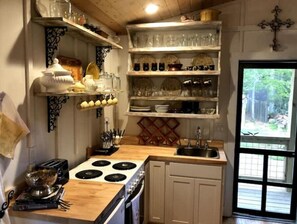 雪櫃、微波爐、焗爐、爐具