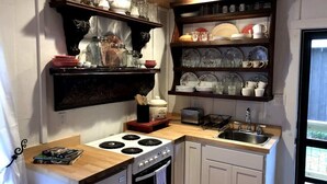 Cafetière/bouilloire, four, plaque de cuisson, grille-pain