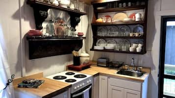 Coffee/tea maker, fridge, microwave, oven
