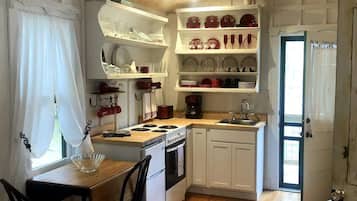 Coffee/tea maker, fridge, microwave, oven