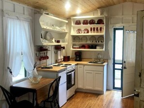 雪櫃、微波爐、焗爐、爐具