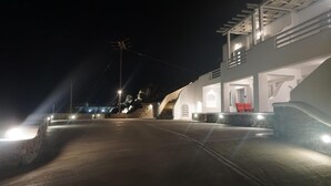 Vue nocturne d’un bâtiment moderne avec un escalier menant à un étage supérieur.