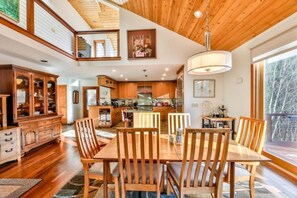 Dining - Pet friendly mountain house, stunning views, chefs kitchen, mins to Hunter/Windm (Maplecrest)
