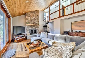 Smart TV, lettore DVD, libri, impianto stereo