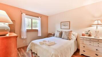 3 bedrooms, desk, iron/ironing board, travel crib