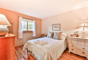 3 bedrooms, desk, iron/ironing board, travel crib - Pet friendly mountain house, stunning views, chefs kitchen, mins to Hunter/Windm (Maplecrest)
