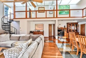 Smart TV, lettore DVD, libri, impianto stereo