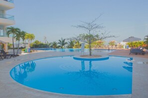 Alberca al aire libre y alberca climatizada