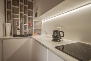 Kühlschrank, Mikrowelle, Herdplatte, Geschirrspüler