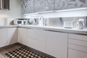 Kühlschrank, Mikrowelle, Ofen, Herdplatte