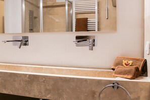 Bruser, hårtørrer, bidet