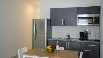 Refrigerador, microondas, parrilla de estufa y cafetera y tetera