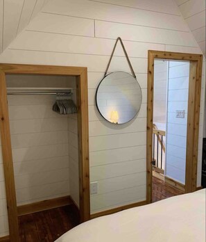 4 bedrooms, iron/ironing board, WiFi, bed sheets - Best location downtown Traverse City (Traverse City)