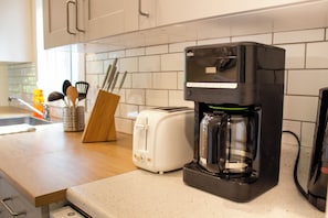 Fridge, microwave, oven, stovetop - Ocean Breeze Cottage — Salt Spring Island.  Peaceful,  Nr. Town, Beaches, Lakes⭐ (Salt Spring Island)