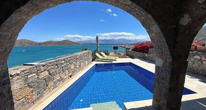 Villa Mavrikiano has breathtaking view of the sea and mountains + private pool.