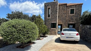 Ein Steinhaus mit einem Auto davor.