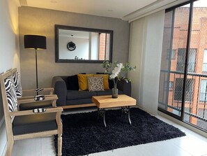 独特公寓, 4 间卧室, 露台, 城市景观 | 客厅 | 40-英寸智能电视 （配备有线频道）、电视