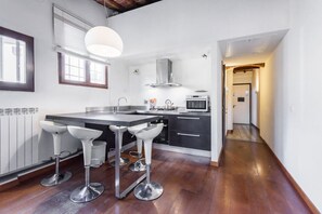 Jääkaappi, uuni, liesi, astianpesukone