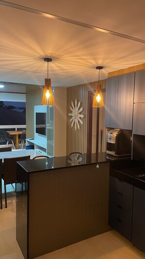 Full-size fridge, microwave, oven, stovetop - Flat 705 no Villa Hipica em Gravatá (Gravata)