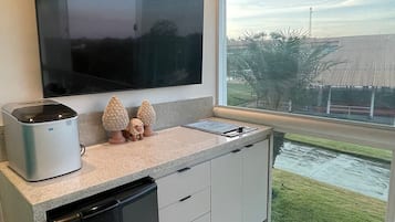 Een koelkast met diepvriezer, een microgolfoven, een oven, een kookplaat