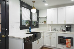 Een koelkast, een microgolfoven, een oven, een kookplaat