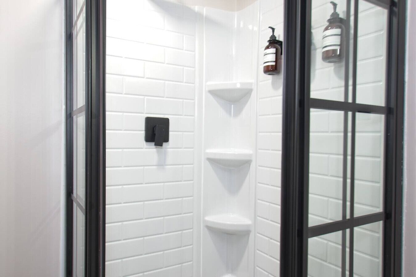 Badewanne, umweltfreundliche Kosmetikartikel, Haartrockner, Handtücher