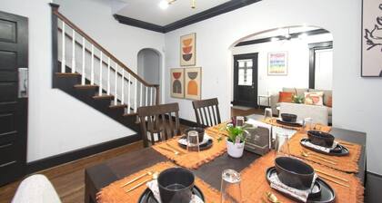 The Navel Nalle: Downtown Bungalow, Patio, Parking