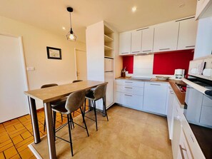 Fridge, oven, dishwasher, cookware/dishes/utensils - QUIBERON - 2 rooms of about 38m² for 4 people SEA VIEW (QUIBERON)