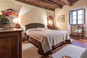 4 Schlafzimmer, Schreibtisch, Bügeleisen/Bügelbrett, Internetzugang