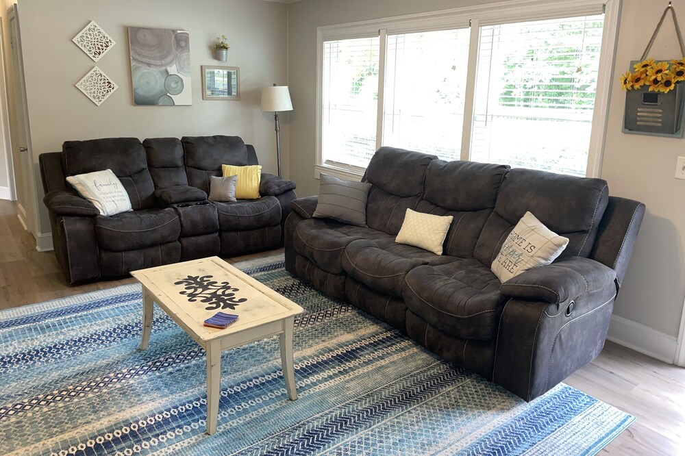 Ocean Road Cottage-3 mi to beach, Large fenced in backyard. Bring your boat!