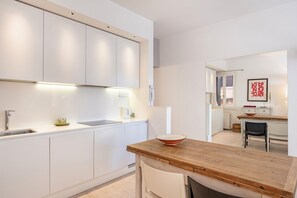 Kühlschrank, Mikrowelle, Herdplatte, Toaster