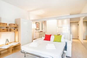 Een strijkplank/strijkijzer, internet, beddengoed