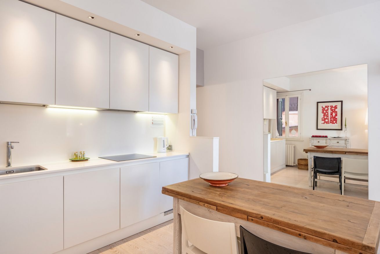 Frigorifero, microonde, piano cottura, tostapane