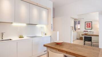 Frigorifero, microonde, piano cottura, tostapane