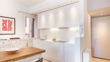 Kühlschrank, Mikrowelle, Herdplatte, Toaster