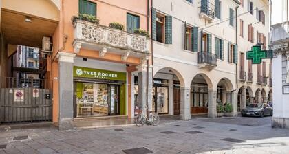 GuestHost - Studio located on the second floor of a building without a lift (you have to climb stairs to access it), able to accommodate up to 2 people.A few steps from the Clock Tower and Piazza dei Signori, in an enviable location. The apartment is fur