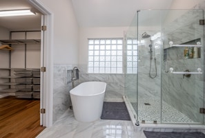 Een douche, een haardroger, handdoeken, zeep