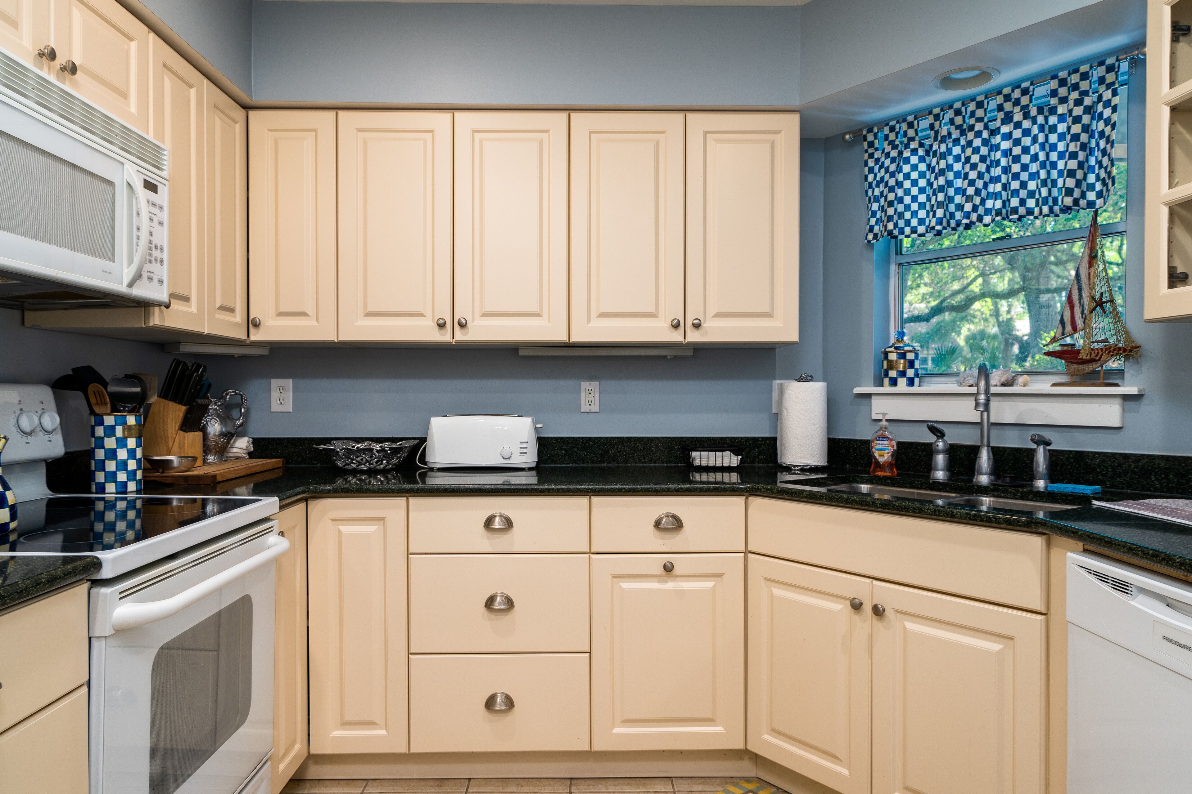 Updated 2 Bedroom Villa! Convenient to Clubhouse, Pools, Beaches!  Pet Friendly!