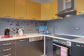 ثلاجة، ميكروويف، فرن، موقد طهي مسطح