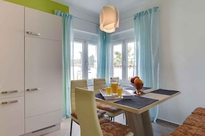 Dining - Villa mit Pool und Klimaanlage (Pula)