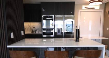 Modern refinement on the waterfront!