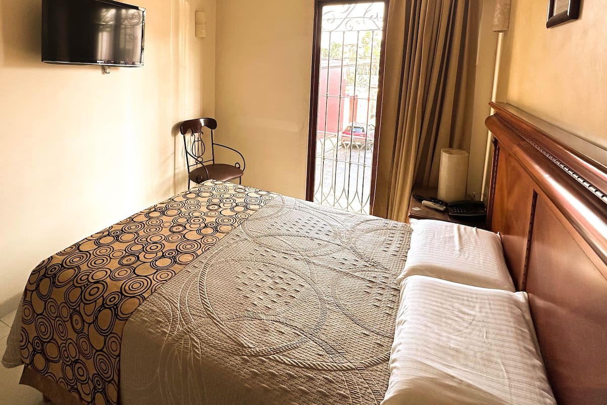 Basic Room, 1 Double Bed, Non Smoking, Private Bathroom | Premium bedding, down comforters, in-room safe, laptop workspace