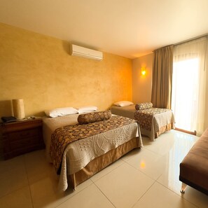 Chambre Double Classique, plusieurs lits, non-fumeurs, salle de bains privée | Literie de qualité supérieure, couette en duvet d'oie