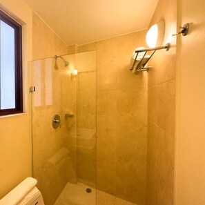Basic Room, 1 Double Bed, Non Smoking, Private Bathroom | Bathroom | Rainfall showerhead, hair dryer, towels, soap - Quinta Roca Hotel (Oaxaca)