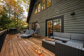 Terrace/patio - New Lakefront~5 BR! Hot Tub~Game Rom & Firepit! (McHenry)