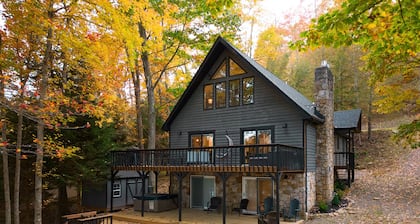 ✔ Lakefront paradise & lake toys included! Hot Tub~Dock~Game room & Fire-pit!