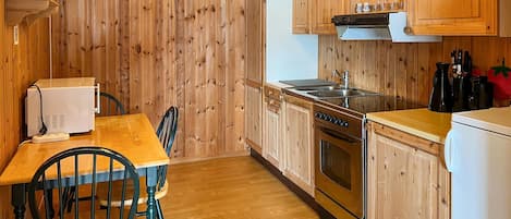 Fridge, oven, stovetop, coffee/tea maker