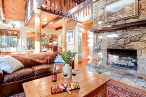 TV connectée, cheminée, livres