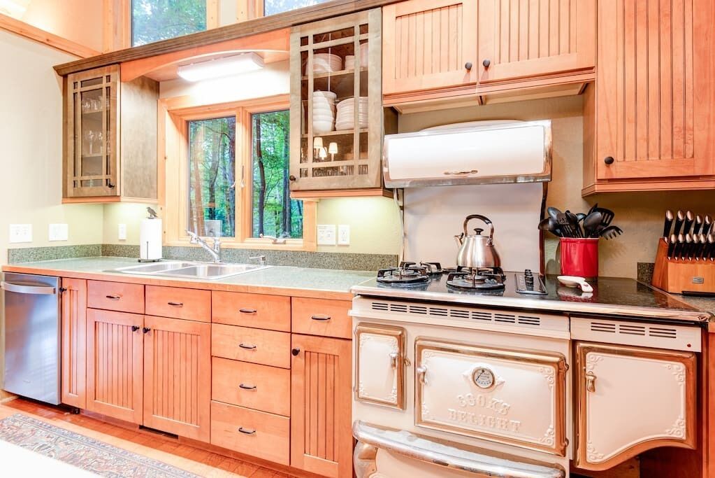 Basecamp Cabin:  RIVER . HOT TUB . GOLF . HIKE