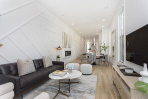 Una Smart TV, una chimenea